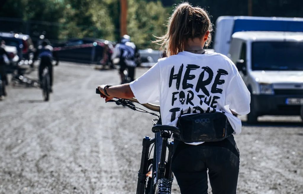 it's Michi mit MTB Mountainbike Shirt Here for the thrill mit Fahrrad von hinten weiß