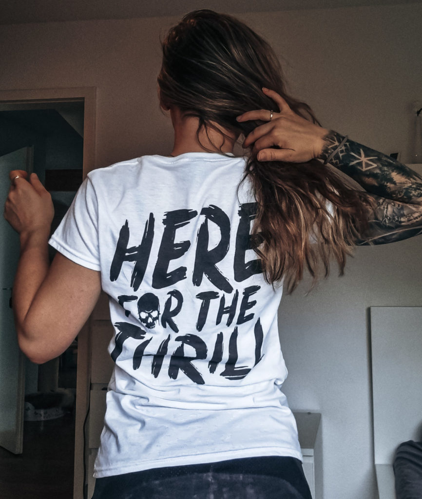 it's Michi mit MTB Mountainbike Shirt Here for the thrill von hinten weiß