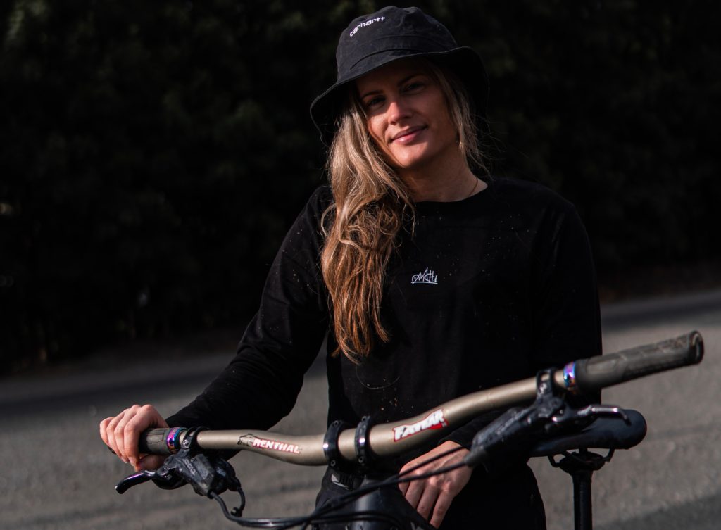 it's Michi mit MTB Mountainbike Shirt Here for the thrill mit Fahrrad von vorne schwarz