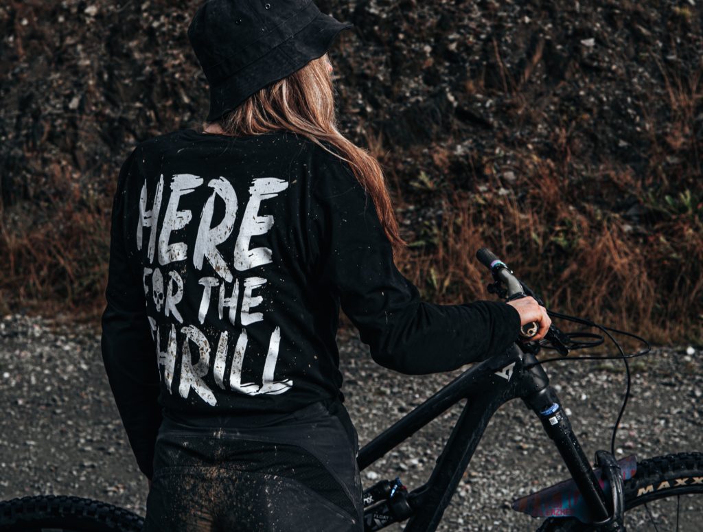 it's Michi mit MTB Mountainbike Shirt Here for the thrill mit Fahrrad von hinten schwarz