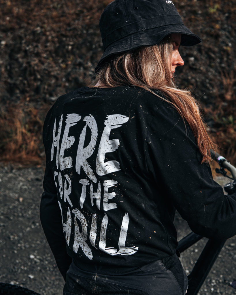 it's Michi mit MTB Mountainbike Shirt Here for the thrill mit Fahrrad von hinten schwarz